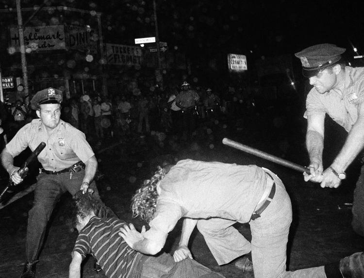 agressão - (Português do Brasil) 1995: Stonewall - A luta pelo direito de amar (V.2, N.6, P.4, 2019)