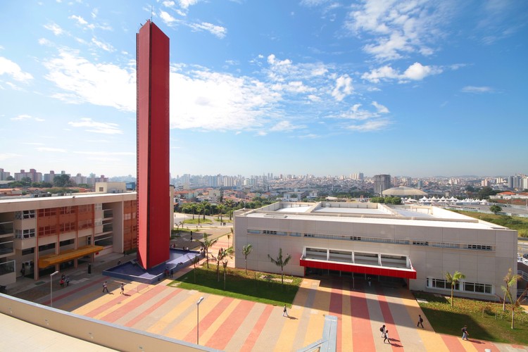 Foto do Campus de São Bernardo do Campo em frente a um céu azul. É possível ver os Blocos Alfa 1, Beta e a Torre d'água.